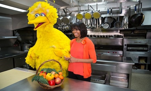 Big Bird joins Michelle Obama in the White House kitchen