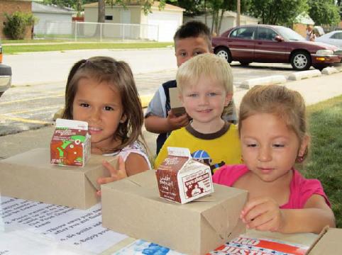 Children with boxed lunches