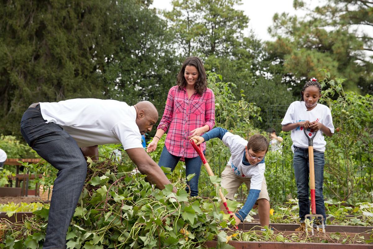 Alonzo Mourning and students.