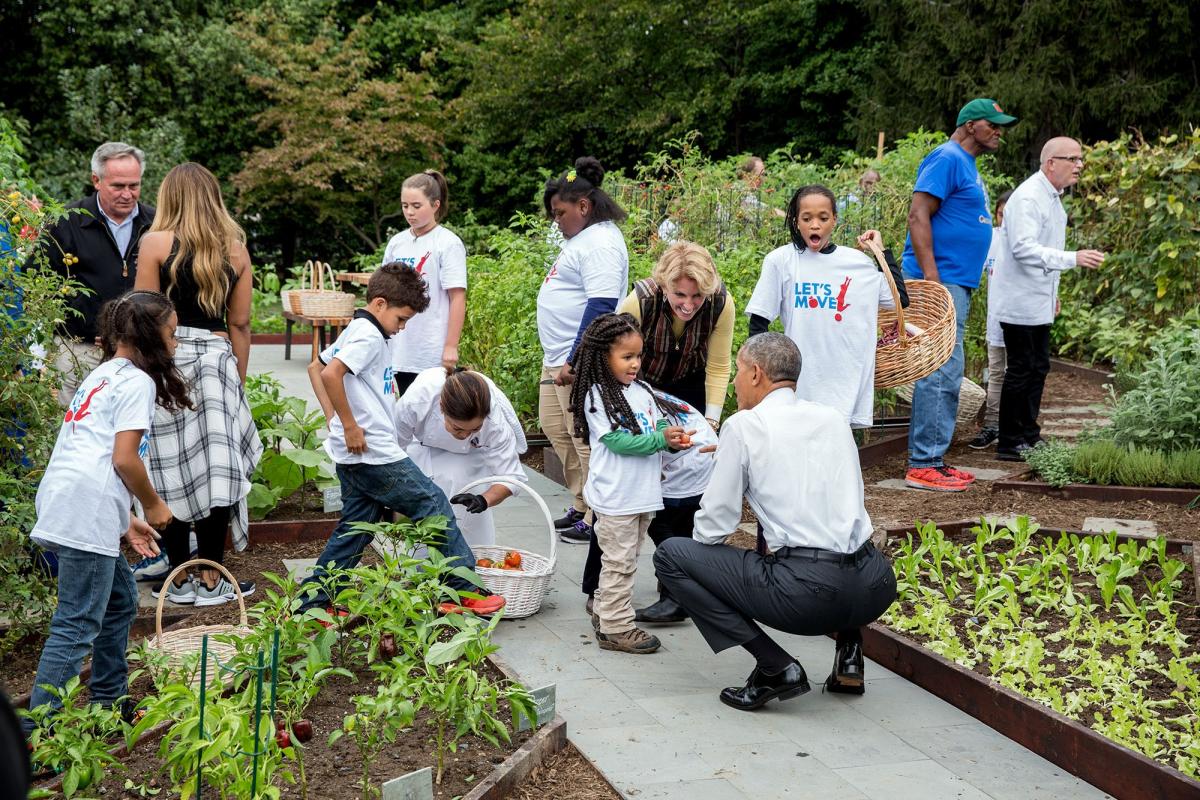 President Obama visits White House Kitchen Garden