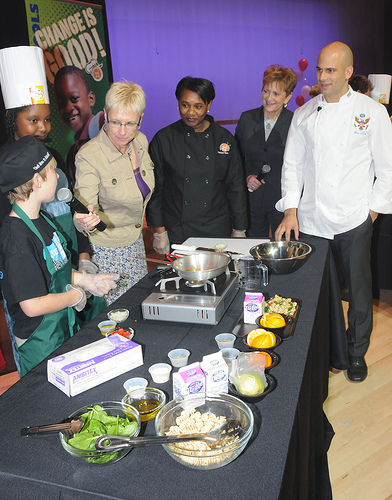 Sam Kass, White House Assistant Chef and Senior White House Policy Adviser for Healthy Food Initiatives (far right), and Dr. Janey Thornton, USDA Deputy Under Secretary for the Food, Nutrition and Consumer Services (right), watch as Metrowest Elementary School chef students show off their recipes. (USDA photo by Debbie Smoot)